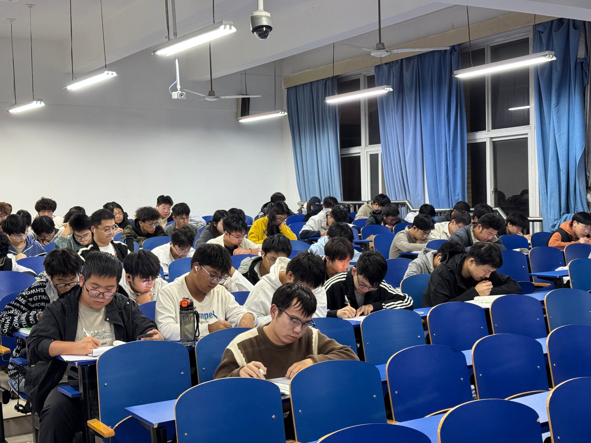 “在学习中沉静，在书香中陶醉”free porn
积极开展2025级晚自习